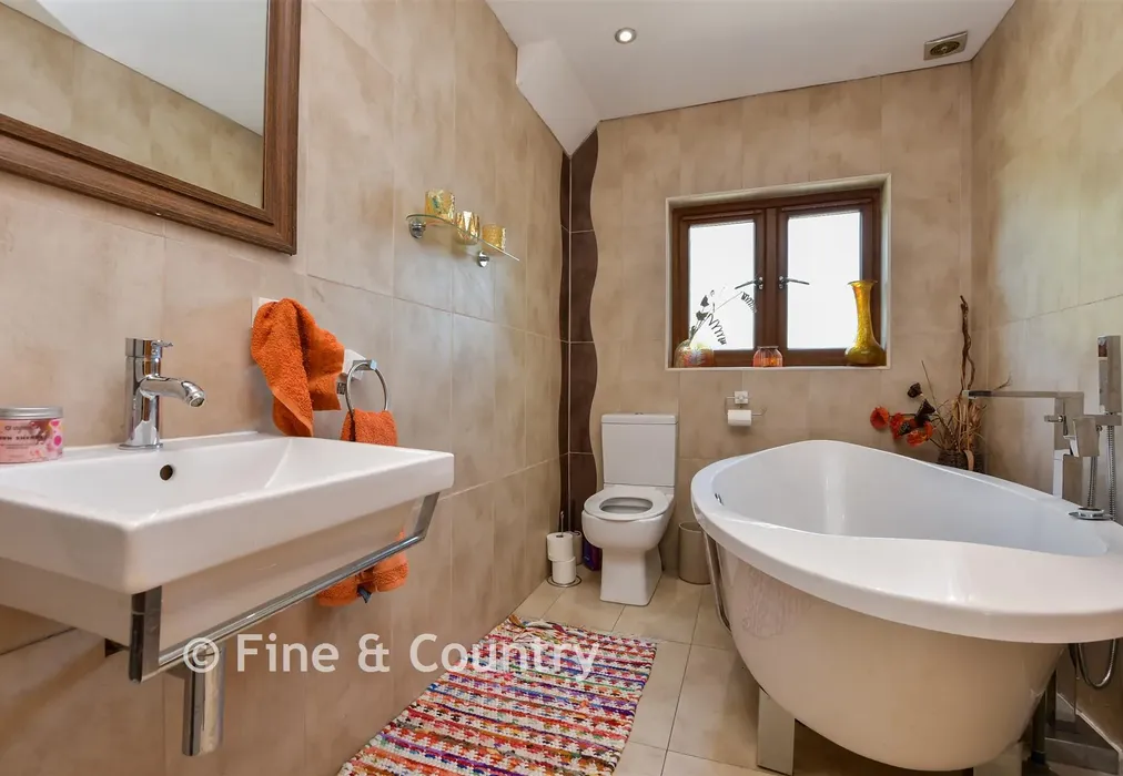 Bathroom - Wraik Hill, Whitstable, Kent - Wards of Kent