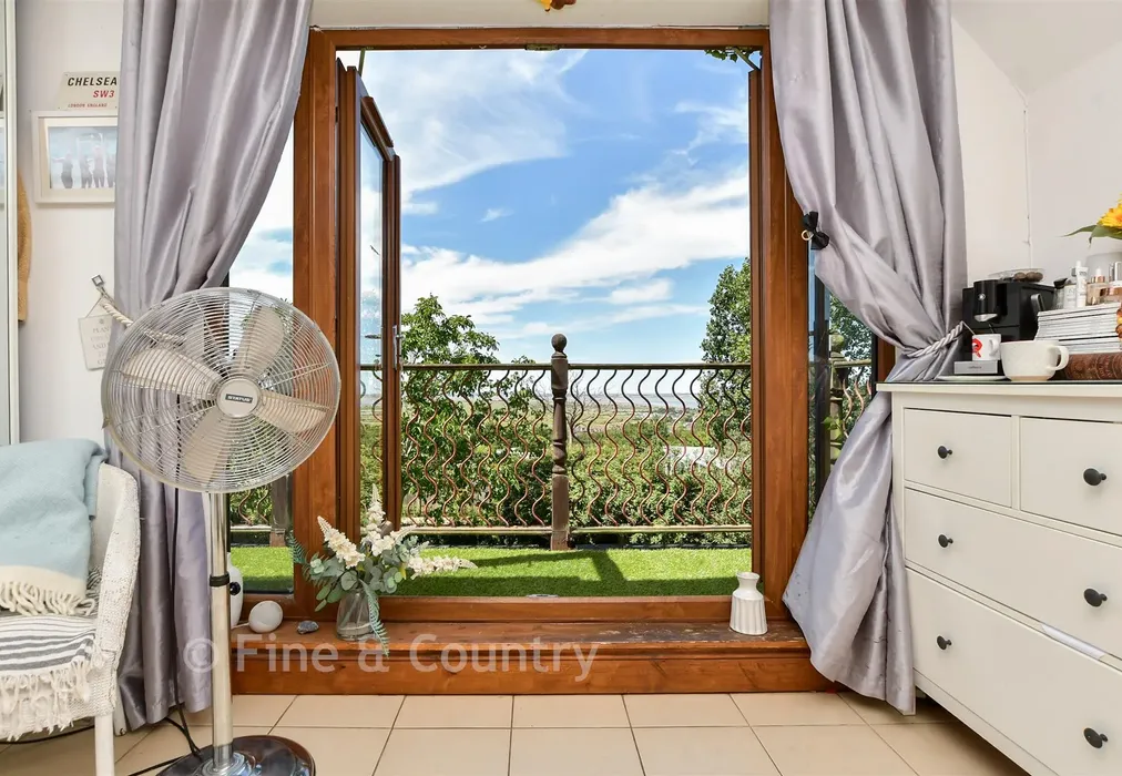 Bedroom 2 - Wraik Hill, Whitstable, Kent - Wards of Kent
