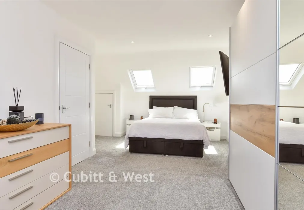 Bedroom 1 - Old Shoreham Road, Hove, East Sussex - Wards of Kent