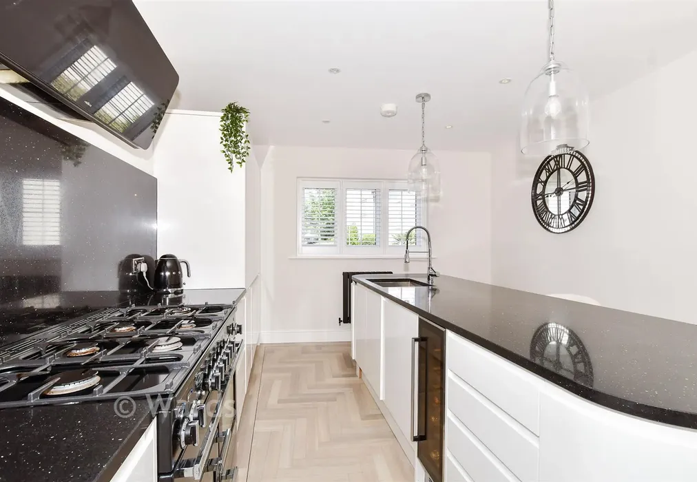 Kitchen - Alderwick Grove, Kings Hill, West Malling, Kent - Wards of Kent