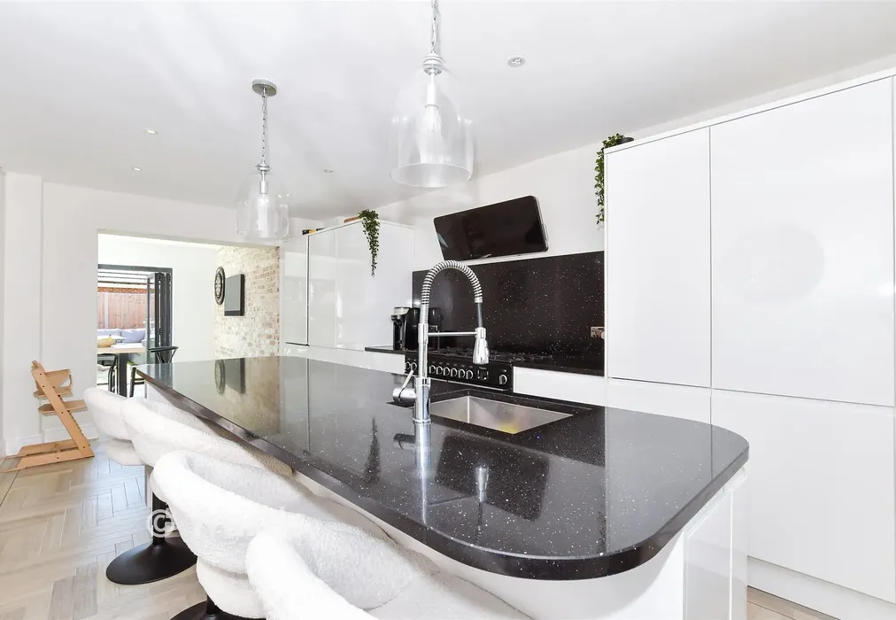 Kitchen - Alderwick Grove, Kings Hill, West Malling, Kent - Wards of Kent