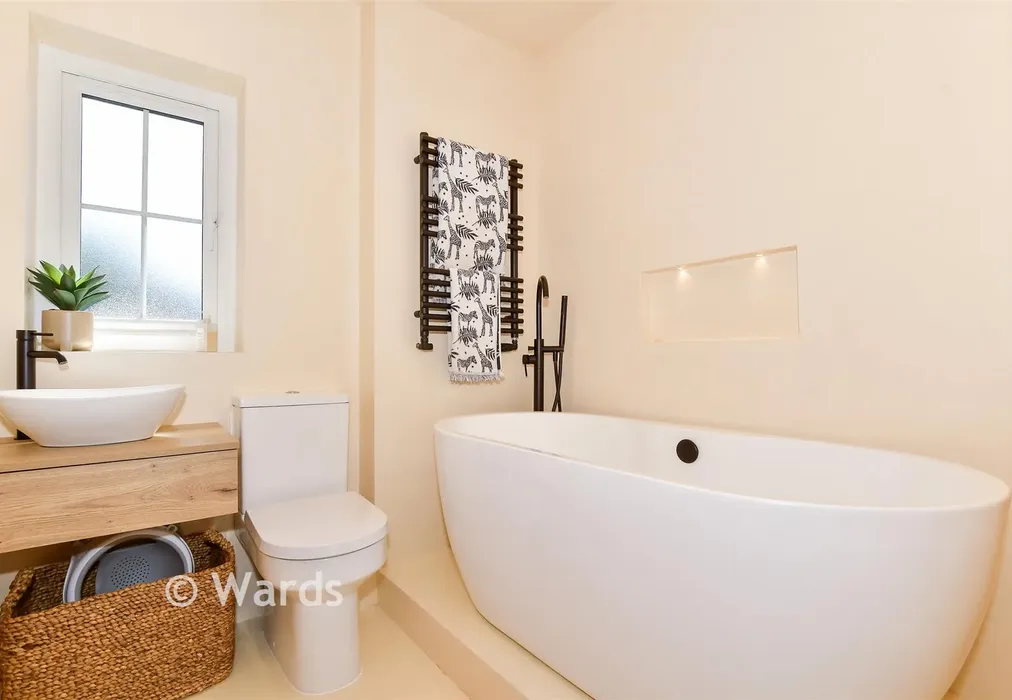Bathroom - Alderwick Grove, Kings Hill, West Malling, Kent - Wards of Kent