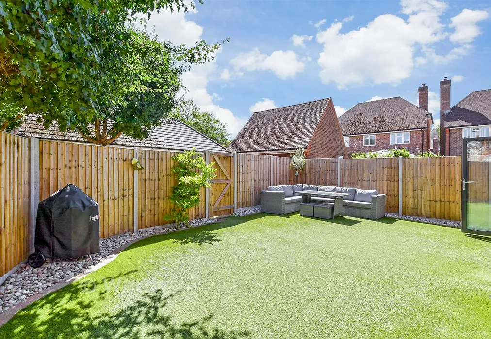 Rear Garden - Alderwick Grove, Kings Hill, West Malling, Kent - Wards of Kent