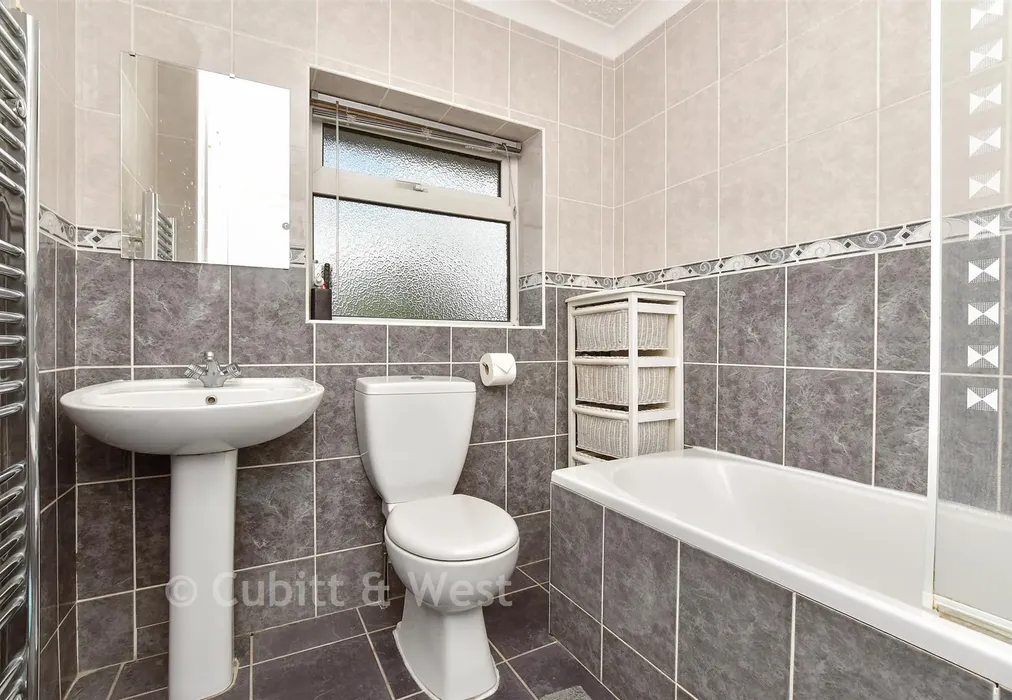 Bathroom - Kingscroft Road, Leatherhead, Surrey - Wards of Kent