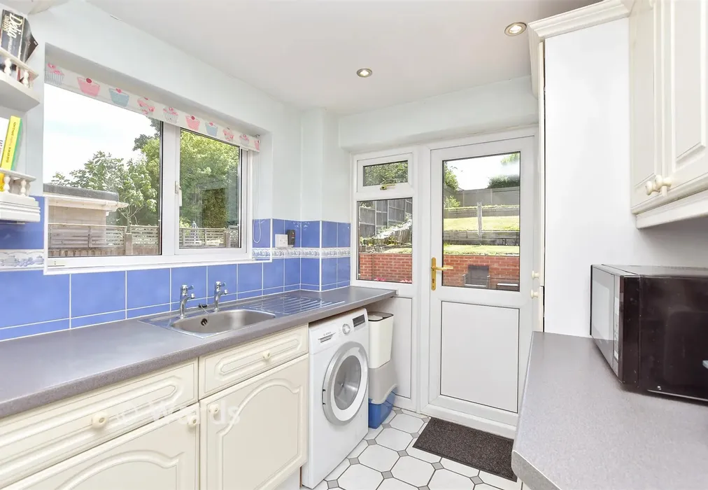 Kitchen - Grove Park Avenue, Sittingbourne, Kent - Wards of Kent