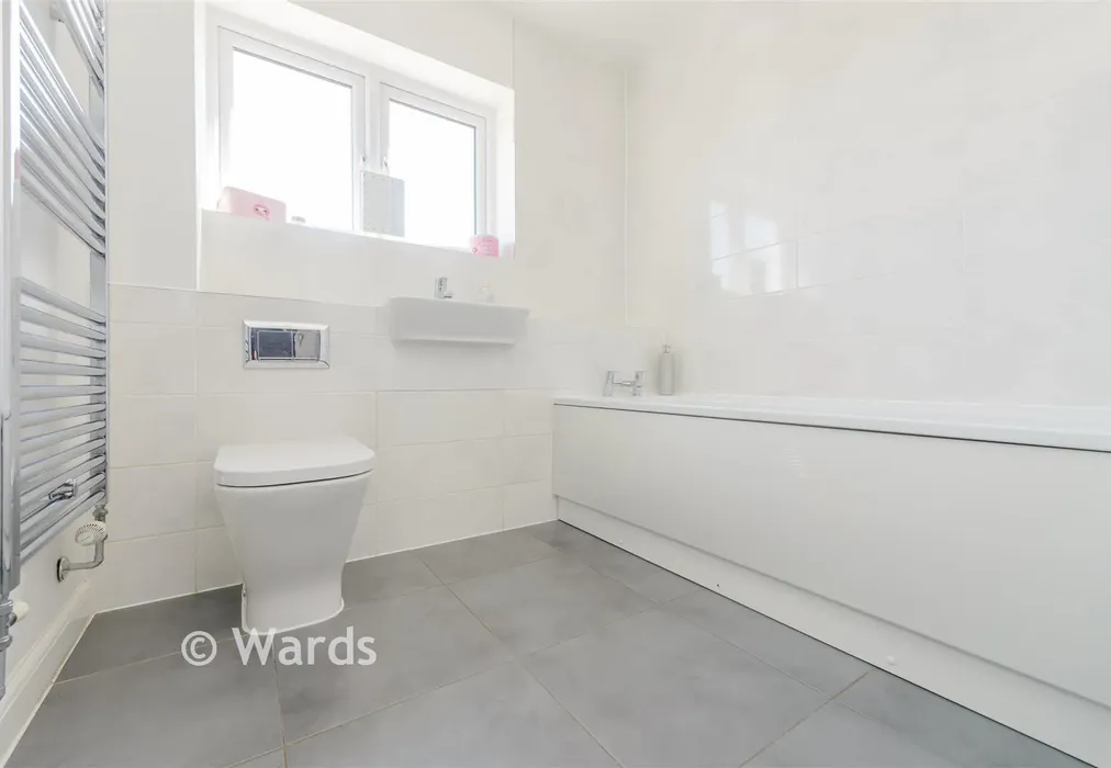 Bathroom - Castleridge Drive, Greenhithe, Kent - Wards of Kent
