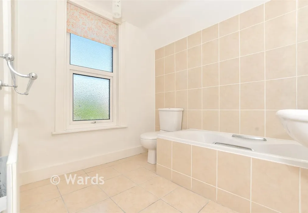 Bathroom - Frampton Road, Hythe, Kent - Wards of Kent