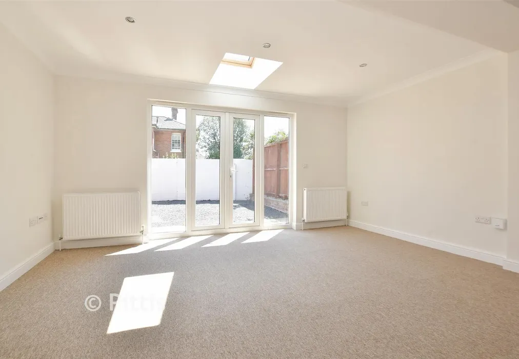 Lounge - Upton Road, Ryde, Isle of Wight - Wards of Kent