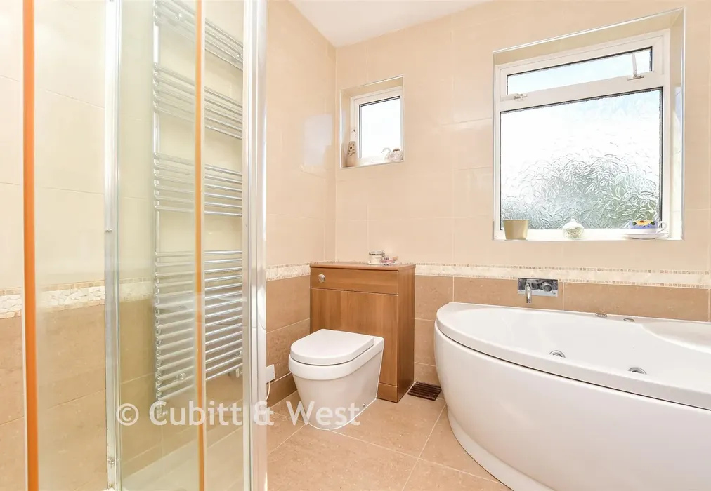Bathroom - Glenthorne Avenue, Croydon, Surrey - Wards of Kent