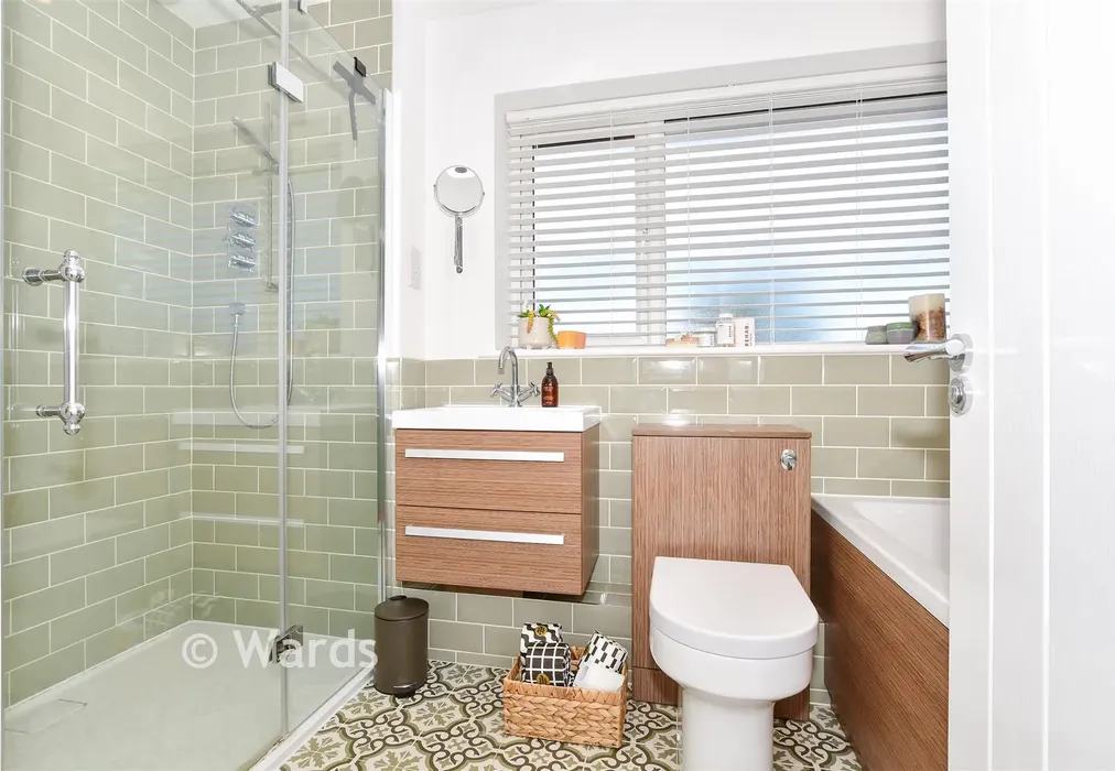Bathroom - Cripple Street, Maidstone, Kent - Wards of Kent