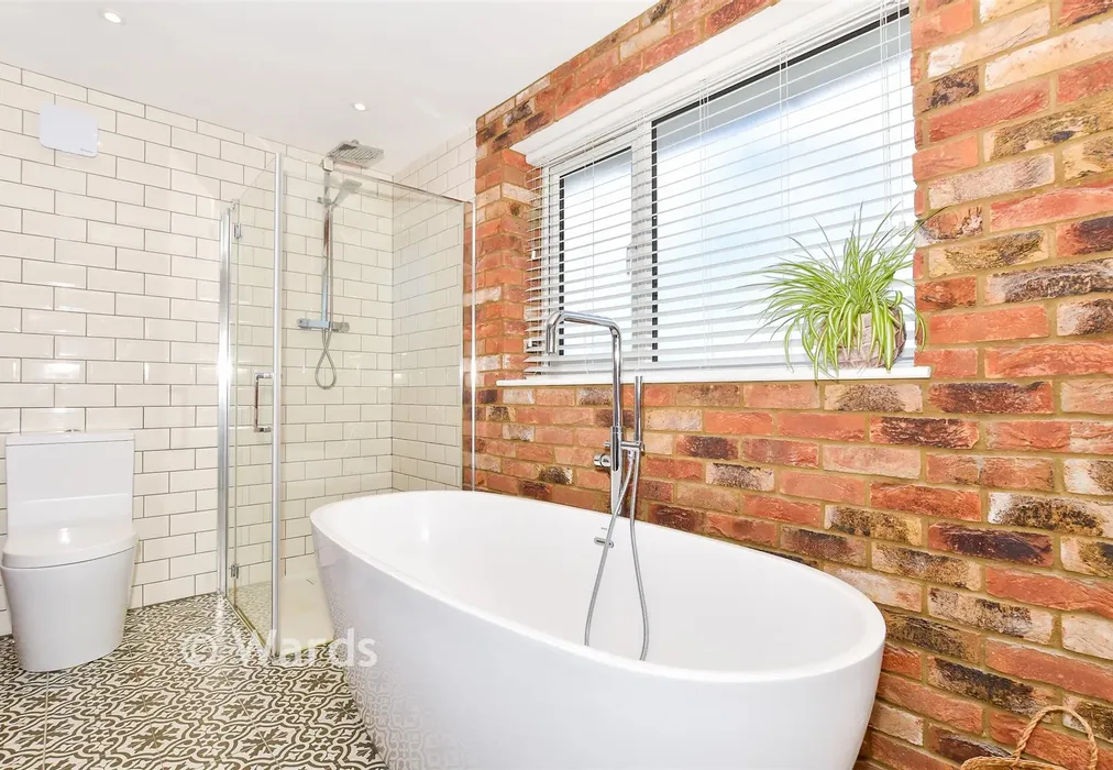 En-Suite Bathroom - Cripple Street, Maidstone, Kent - Wards of Kent
