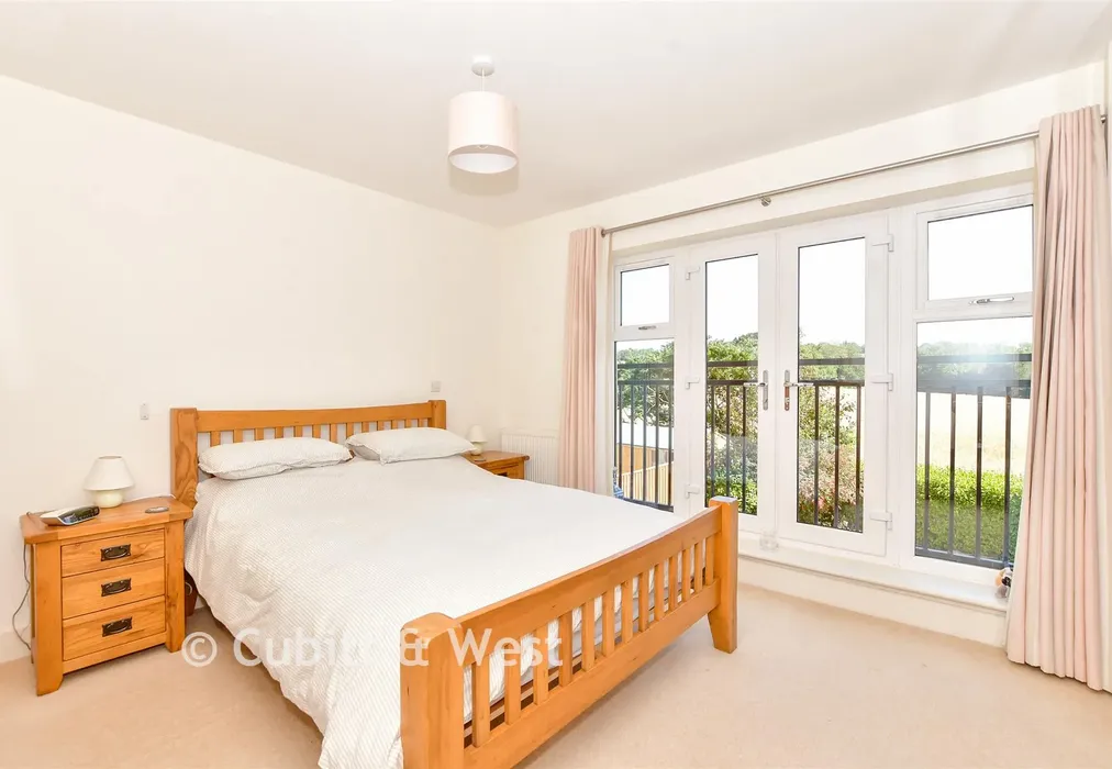 Bedroom 1 - Oakford Park, Halnaker, West Sussex - Wards of Kent