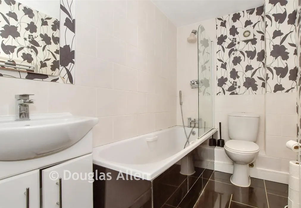 Bathroom - William Hunter Way, Brentwood, Essex - Wards of Kent