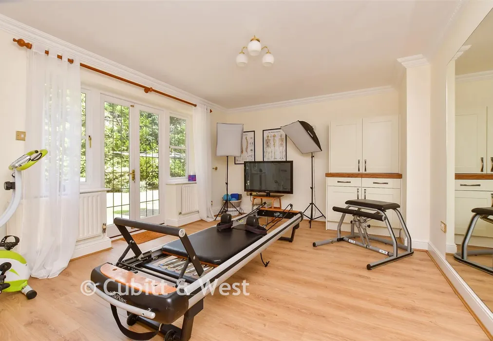 Family Room - Reigate Road, Leatherhead, Surrey - Wards of Kent