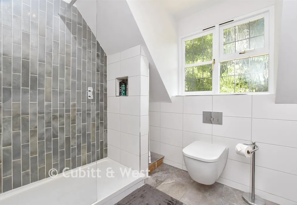 En-Suite Shower Room - Reigate Road, Leatherhead, Surrey - Wards of Kent
