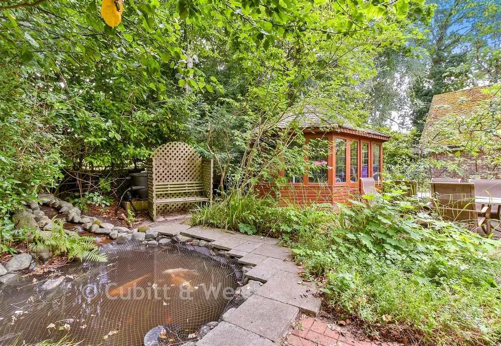 External Lifestyle Photograph - Reigate Road, Leatherhead, Surrey - Wards of Kent