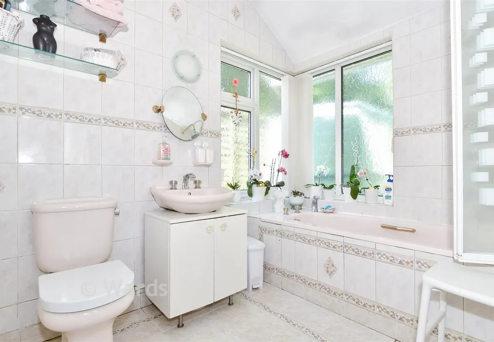 Bathroom - Hartnup Street, Maidstone, Kent - Wards of Kent