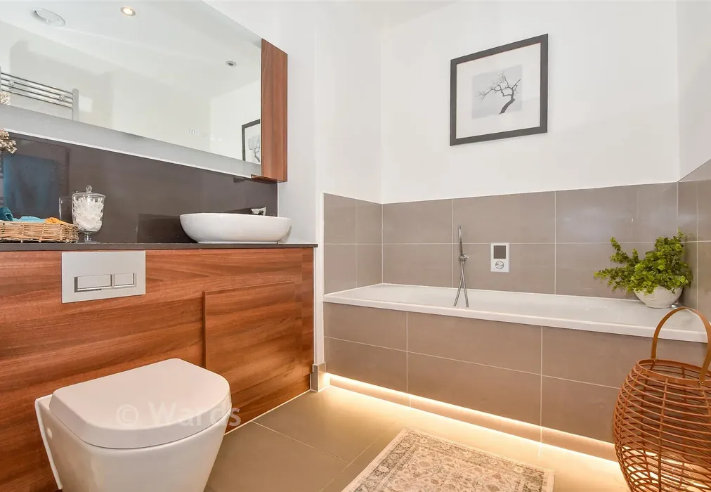 Bathroom - Waterhouse Avenue, Maidstone, Kent - Wards of Kent
