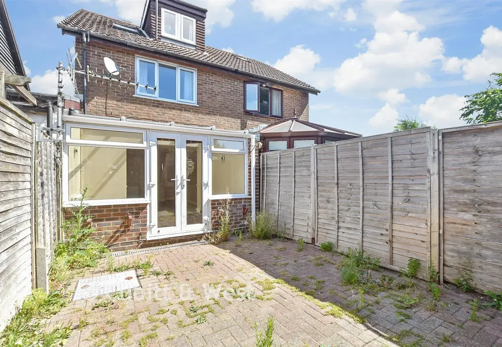 Rear Garden - Castle Rise, Uckfield, East Sussex - Wards of Kent