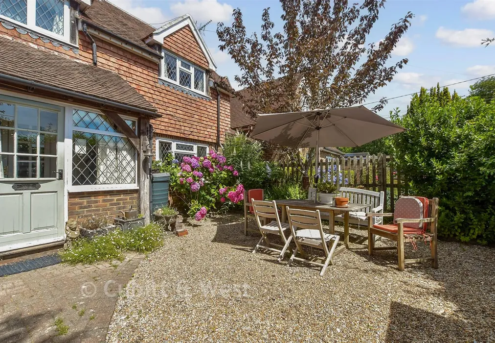 Front Garden - Fairwarp, Uckfield, East Sussex - Wards of Kent