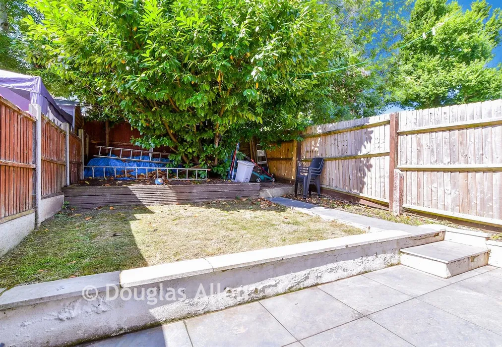 Rear Garden - Wellington Mews, Billericay, Essex - Wards of Kent
