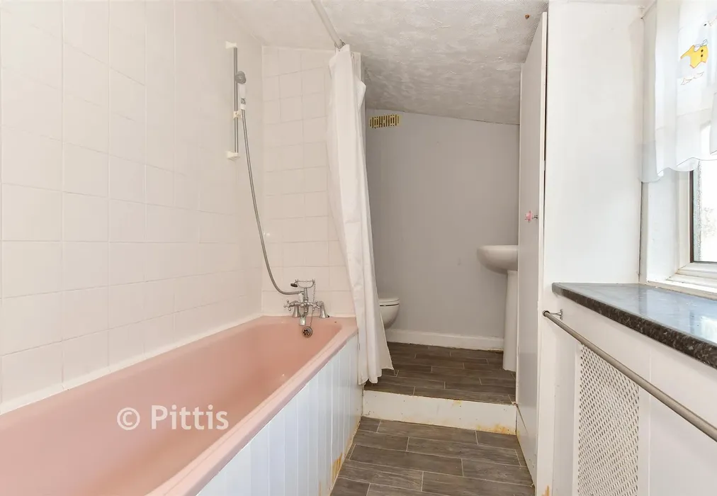 Bathroom - Albert Street, Cowes, Isle of Wight - Wards of Kent