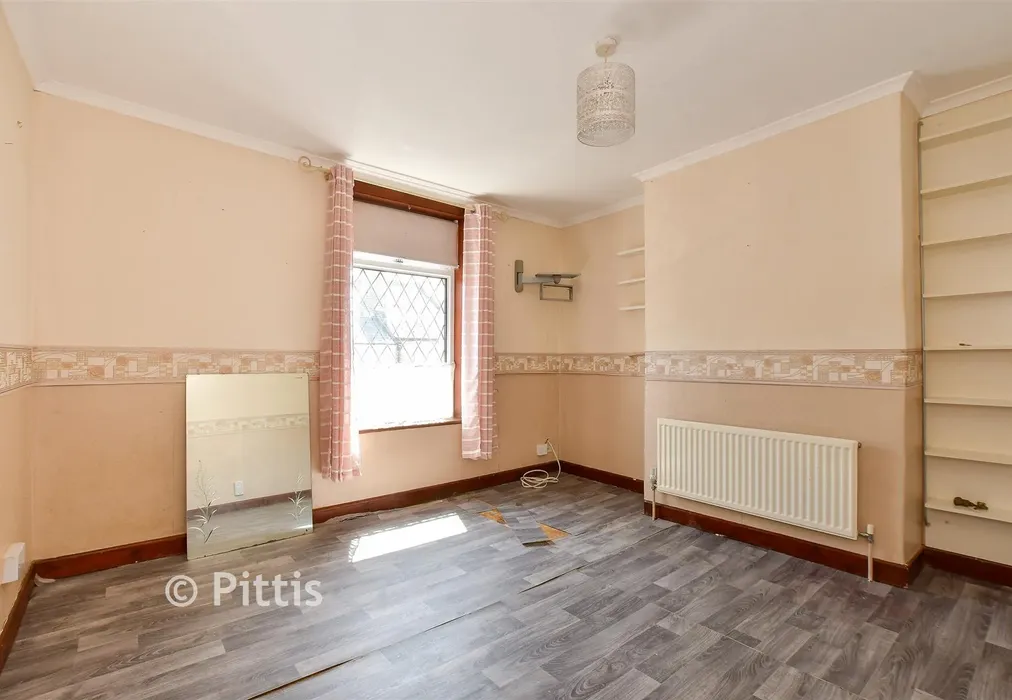 Bedroom 1 - Albert Street, Cowes, Isle of Wight - Wards of Kent