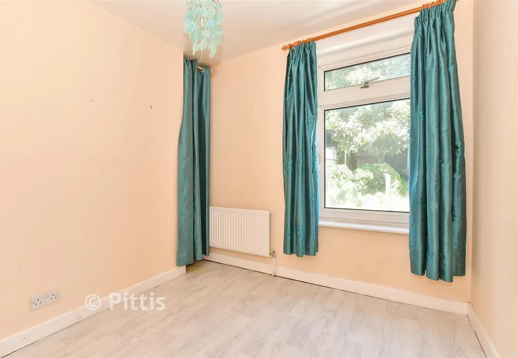 Bedroom 2 - Albert Street, Cowes, Isle of Wight - Wards of Kent