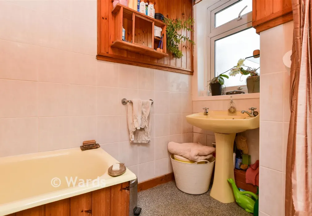 En-Suite - High Street, Broadstairs, Kent - Wards of Kent