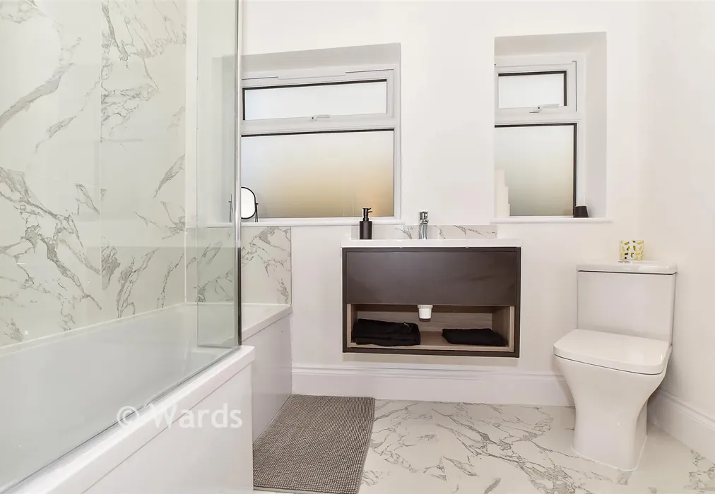 Bathroom - The Parade, Greatstone, Kent - Wards of Kent