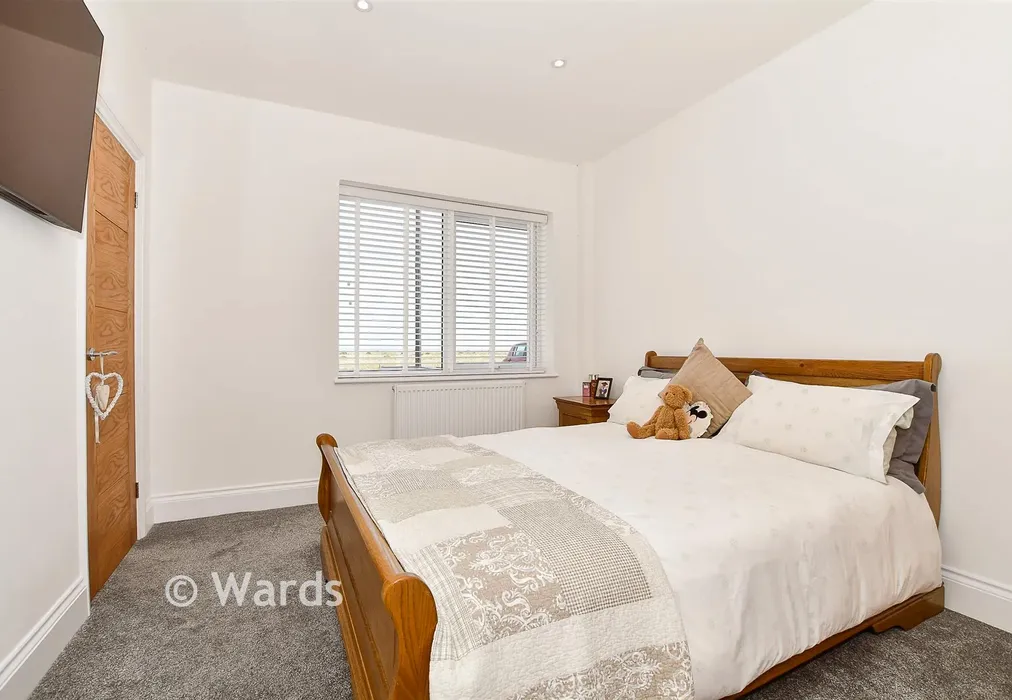 Bedroom 1 - The Parade, Greatstone, Kent - Wards of Kent