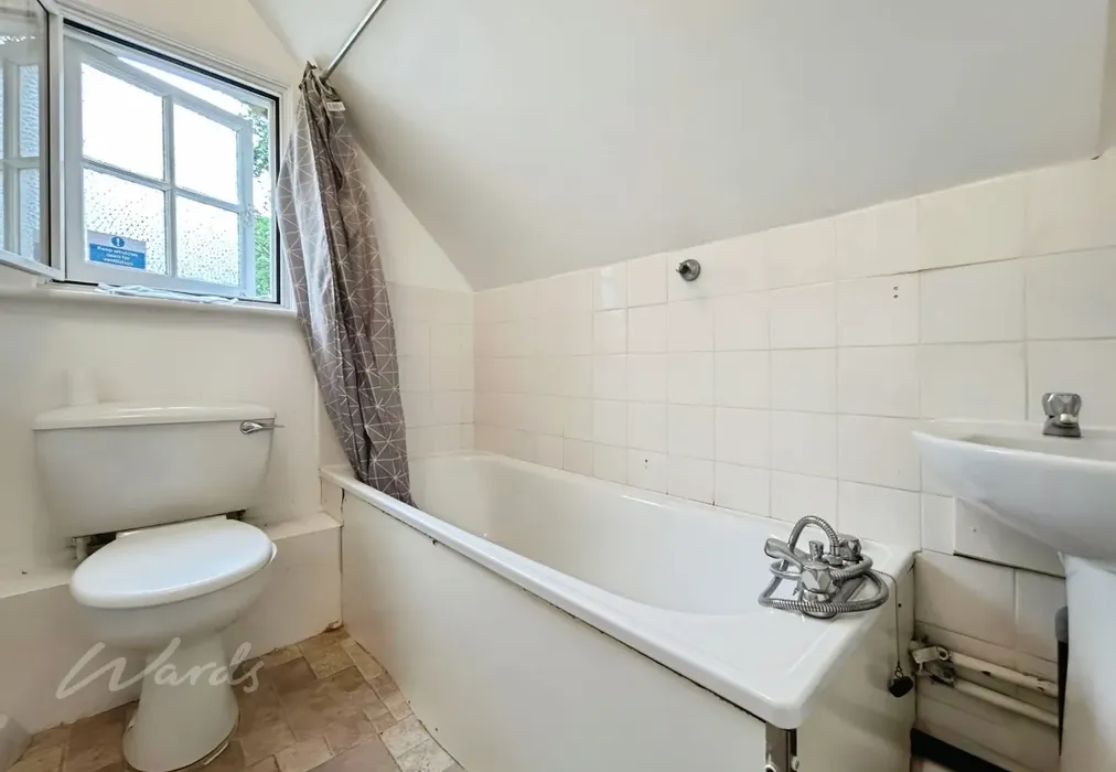 bathroom - Oakhill Road Sevenoaks TN13 - Wards of Kent