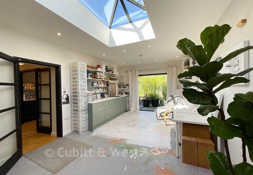 Studio Room - Cissbury Gardens, Worthing, West Sussex - Wards of Kent