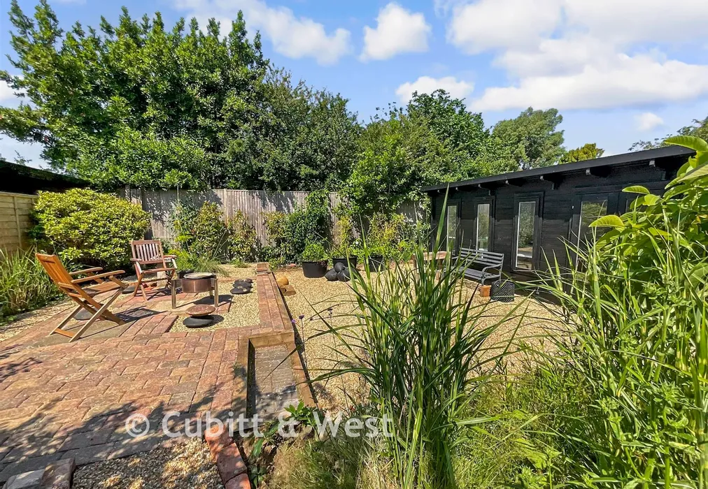 Cabin - Cissbury Gardens, Worthing, West Sussex - Wards of Kent