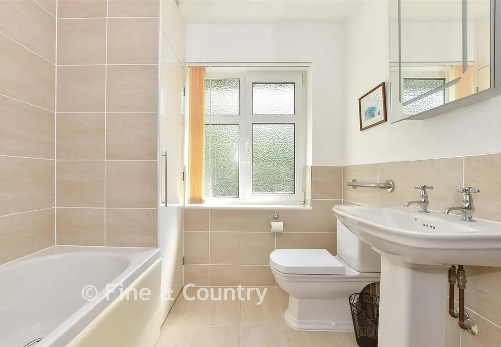 Bathroom - Richborough Road, Sandwich, Kent - Wards of Kent