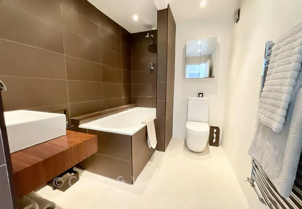 Bathroom - Lesbourne Road, Reigate, Surrey - Wards of Kent