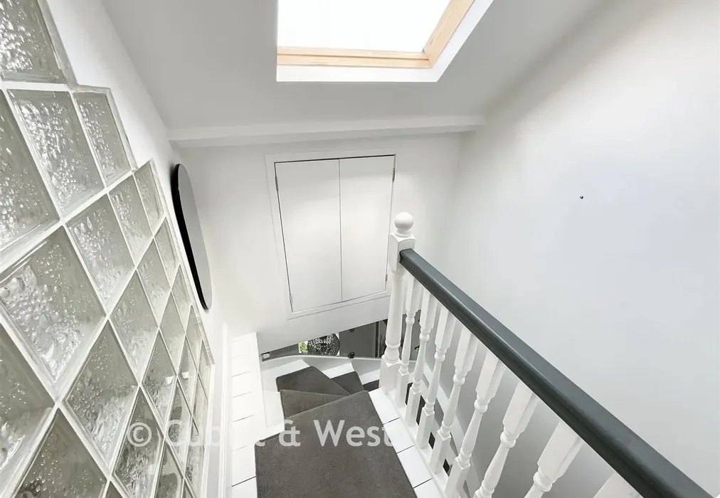 Landing - Lesbourne Road, Reigate, Surrey - Wards of Kent