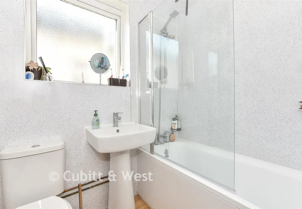 Bathroom - Hollam Road, Southsea, Hampshire - Wards of Kent