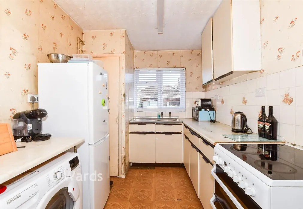 Kitchen - Queens Avenue, Snodland, Kent - Wards of Kent