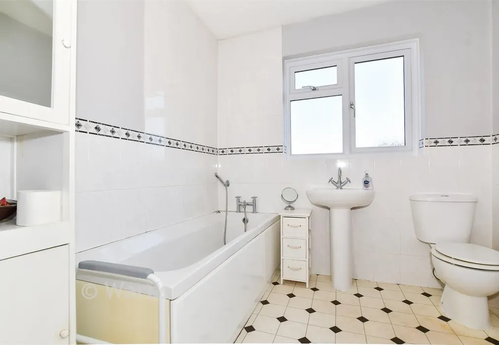 Bathroom - Queens Avenue, Snodland, Kent - Wards of Kent