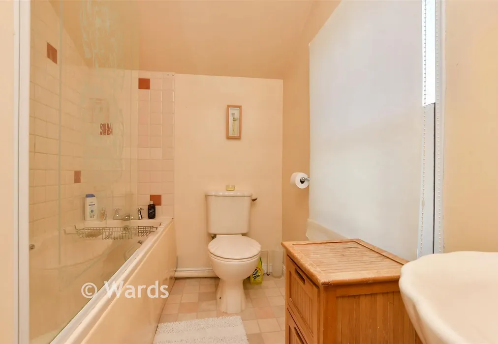 Bathroom - Beacon Road, Broadstairs, Kent - Wards of Kent