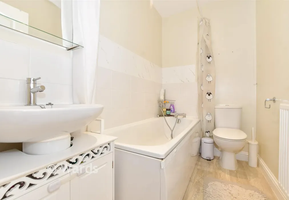 Bathroom - Crossway, Broadstairs, Kent - Wards of Kent