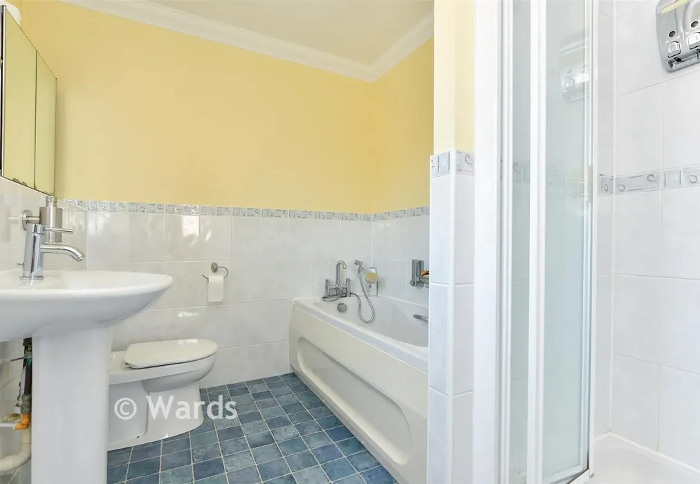 En-Suite Bathroom - Foreland Heights, Broadstairs, Kent - Wards of Kent