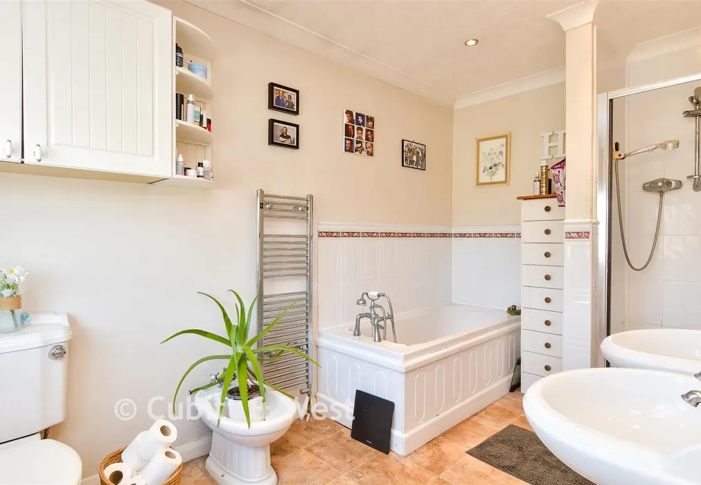 Bathroom - Worthing Road, Rustington, West Sussex - Wards of Kent