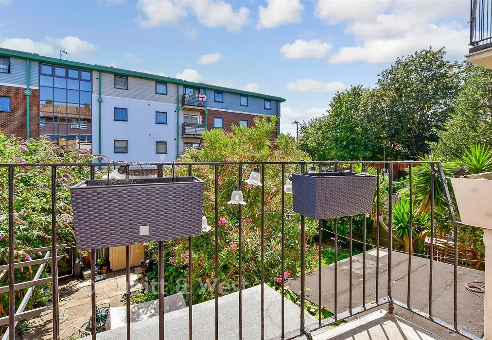 Balcony / Terrace - Fyning Street, Portsmouth, Hampshire - Wards of Kent