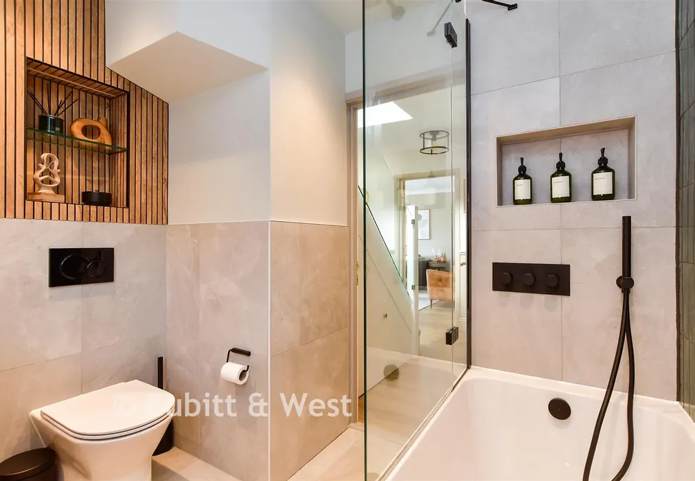Bathroom - Balsdean Road, Woodingdean, Brighton, East Sussex - Wards of Kent
