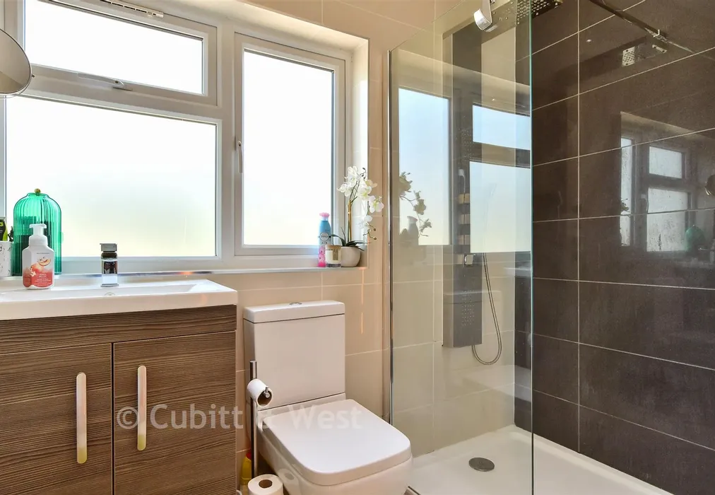 En-Suite Shower Room - Balsdean Road, Woodingdean, Brighton, East Sussex - Wards of Kent