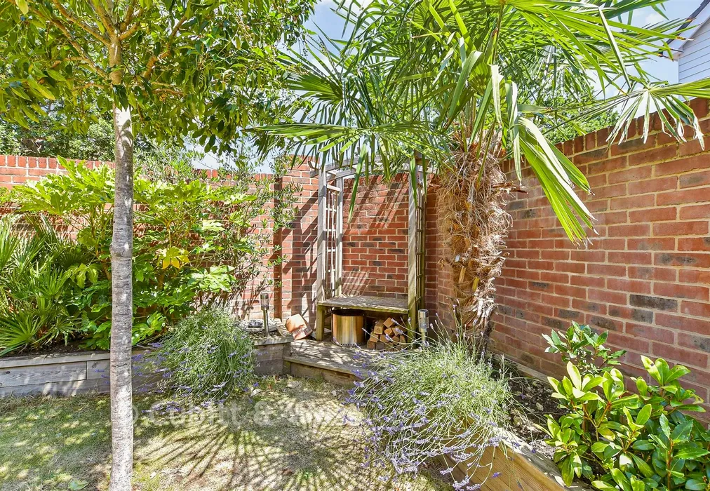Rear Garden - Huntley Mews, Southwater, Horsham, West Sussex - Wards of Kent