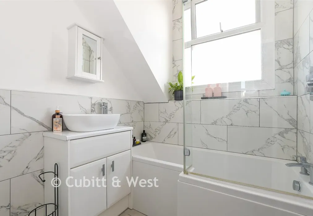 Bathroom - Bedford Road, Horsham, West Sussex - Wards of Kent