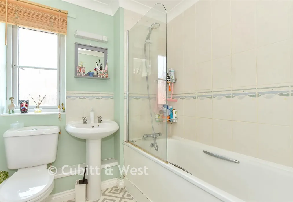 Bathroom - Kirpal Road, Portsmouth, Hampshire - Wards of Kent